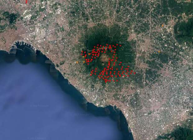 incendio vesuvio dal satellite